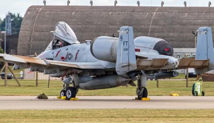 Một chiếc A-10 mang biểu tượng đuôi của tiêm kích tấn công F-15E Strike Eagle cùng dấu chân màu xanh lá cây của lực lượng cứu hộ nhảy dù Không quân Mỹ và khẩu hiệu "Để những người khác được sống".