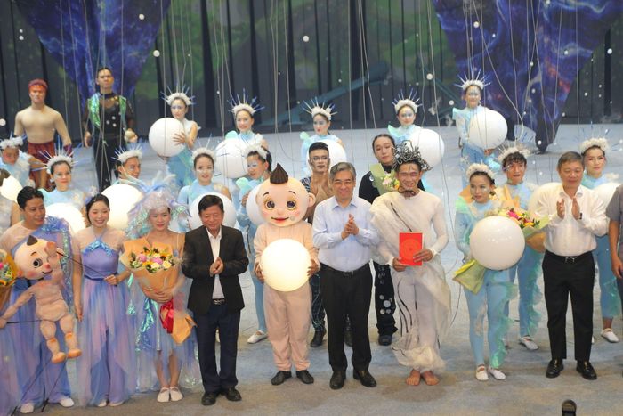 Ông Nguyễn Phước Lộc, Phó Bí thư Thành ủy TPHCM, tặng hoa chúc mừng ê-kíp và các nghệ sĩ sau buổi công diễn.