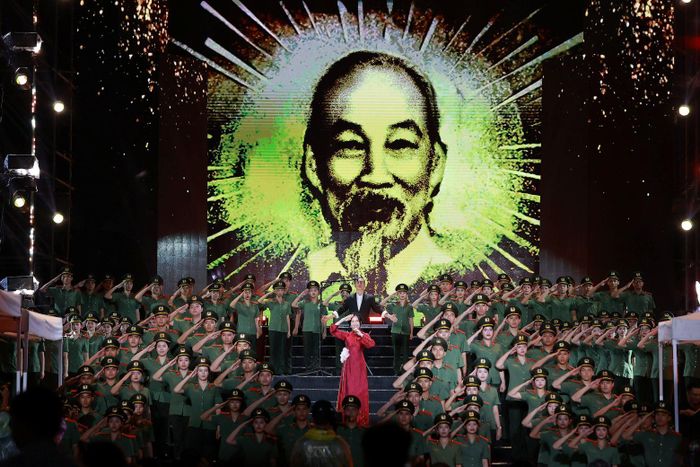 Với thời lượng khoảng 90 phút, gala “Tổ quốc bình yên” được xây dựng theo hình thức chương trình nghệ thuật kết hợp sân khấu, phóng sự tư liệu, âm thanh, ánh sáng và công nghệ trình diễn hiện đại.