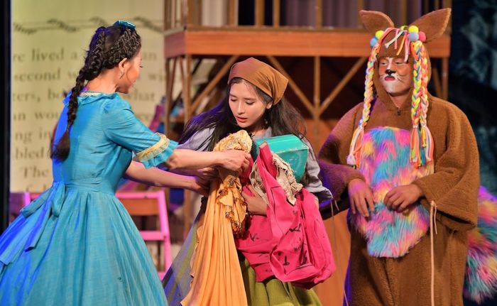 Cảnh Lọ Lem bị ép làm việc nhà không cho đi dạ hội.