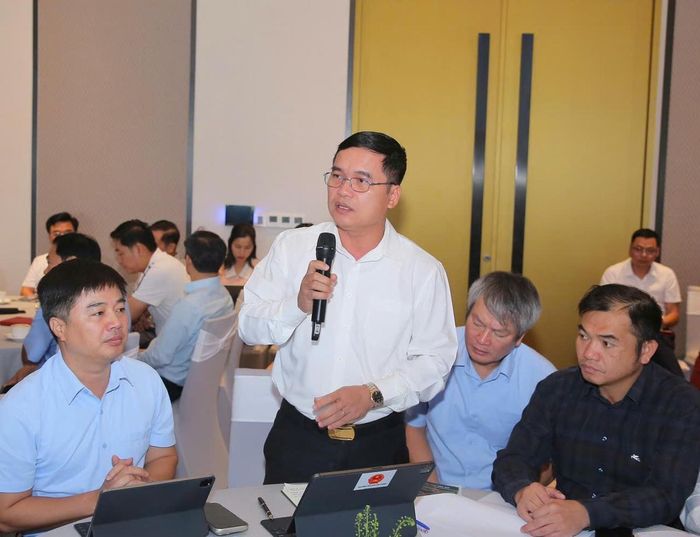 Ông Nguyễn Văn Lượng - Giám đốc Sở Xây dựng tỉnh Ninh Bình trả lời câu hỏi liên quan đến vấn đề xây dựng, quy hoạch, phát triển hạ tầng... Ảnh: Đình Minh
