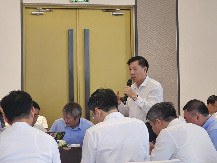 Ông Trần Xuân Khiêm - Giám đốc Công ty Cổ phần Tập đoàn Xuân Khiêm nêu kiến nghị tại chương trình đối thoại. Ảnh: Đình Minh