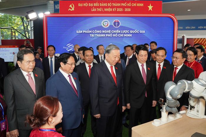 Tổng Bí thư, Chủ tịch nước Tô Lâm cùng các đại biểu tham quan, trải nghiệm công nghệ tại triển lãm trong khuôn khổ Đại hội đại biểu đảng bộ TP.HCM lần thứ nhất, nhiệm kỳ 2025-2030. Ảnh: THUẬN VĂN