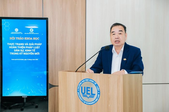 PGS.TS Lê Vũ Nam - Phó Hiệu trưởng Trường Đại học Kinh tế - Luật phát biểu khai mạc. Ảnh: NC