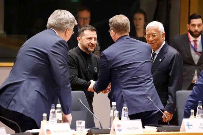 Tổng thống Ukraine Volodymyr Zelensky bắt tay với các nhà lãnh đạo châu Âu trước thềm một hội nghị thượng đỉnh về Ukraine vào năm 2025. Ảnh: AFP