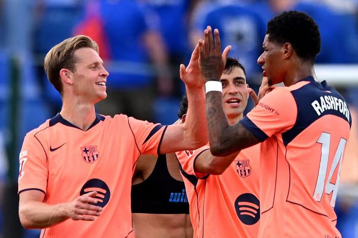 De Jong và Rashford, ngôi sao của MU đang chơi cho Barca dưới dạng cho mượn. ẢNH: MIRROR/GETTY