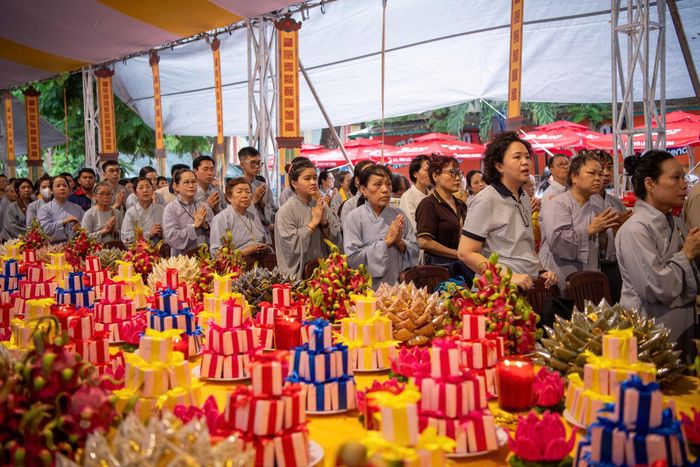  Hàng trăm Tăng Ni, Phật tử đến đến dự lễ cầu siêu để tri ân các anh hùng liệt sĩ, chiến sĩ đã hy sinh vì độc lập dân tộc. Ảnh: HẢI NHI 