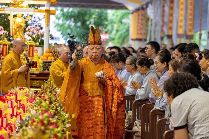  Hòa thượng Thích Lệ Trang, Phó chủ tịch Hội đồng Trị sự, Trưởng Ban Nghi lễ Trung ương, Trưởng Ban Trị sự Phật giáo TP.HCM cử hành lễ khai kinh, thỉnh chư anh linh, hương linh các anh hùng liệt sĩ. Ảnh: HẢI NHI 