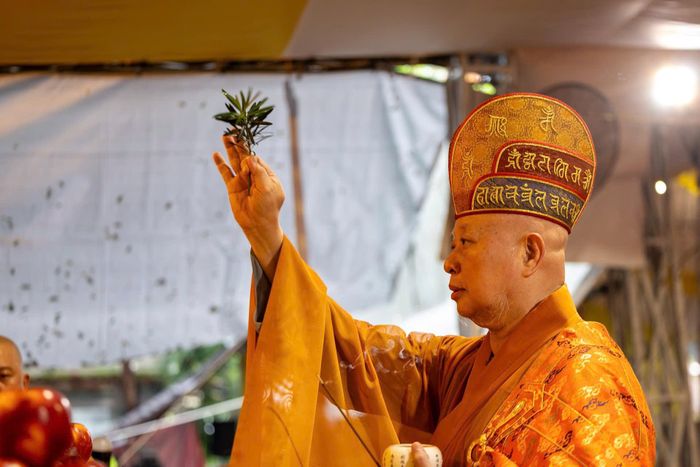  Hòa thượng Thích Lệ Trang, Phó Chủ tịch Hội đồng Trị sự, Trưởng Ban Nghi lễ Trung ương, Trưởng Ban Trị sự Phật giáo TP.HCM chủ trì lễ khai kinh, thỉnh chư anh linh, hương linh các anh hùng liệt sĩ. Ảnh: HẢI NHI 