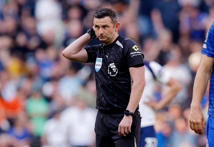 Michael Oliver bất ngờ vắng mặt tại World Cup 2026