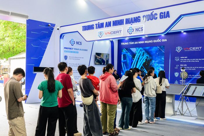  Tại các gian hàng tương tác, hàng dài bạn trẻ kiên nhẫn xếp hàng để thử sức với các trò chơi tìm hiểu kiến thức pháp luật, an ninh mạng, nhận diện thủ đoạn lừa đảo trực tuyến và các hoạt động trải nghiệm công nghệ. Sau mỗi phần tương tác, người tham gia được nhận những phần quà lưu niệm từ ban tổ chức. Trong ảnh, đông bạn trẻ đợi trải nghiệm không gian trưng bày của Trung tâm An ninh mạng Quốc gia. 