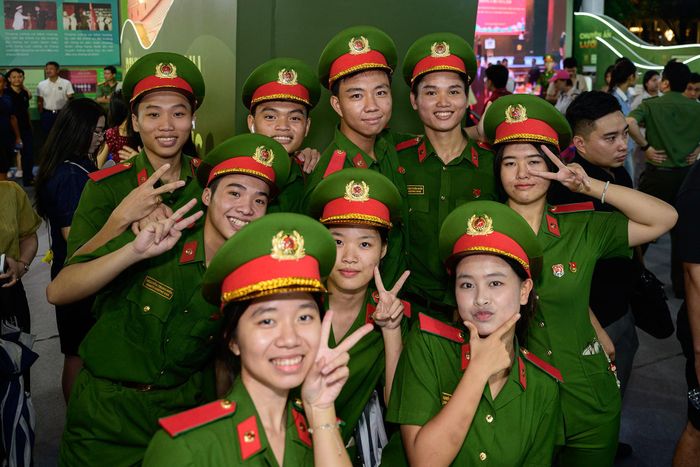  Bên cạnh các khu vực triển lãm và trải nghiệm công nghệ, các trạm photobooth là một trong những điểm thu hút đông người nhất. Hàng chục người chờ đến lượt chụp ảnh lưu niệm miễn phí. Đứng trong dòng người xếp hàng, Mai Hoa (19 tuổi) cho biết cô sẵn sàng đợi 30 phút để sở hữu những bức ảnh mang dấu ấn riêng của chương trình "Tổ quốc bình yên". 