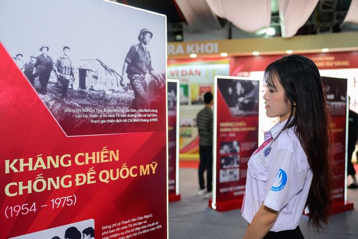  Nguyễn Ngọc Thảo Vân, sinh viên ngành Quản trị - Luật, Trường Đại học Luật TP.HCM, cùng bạn đi đọc các bảng biểu tìm hiểu thêm về các cột mốc quan trọng trong lịch sử Việt Nam. 
