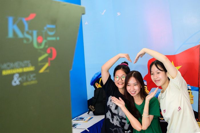  Nhóm bạn trẻ hào hứng chụp ảnh tại một quầy photobooth. 