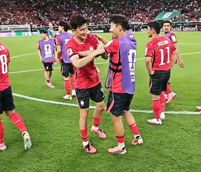 Khoảnh khắc Kim Min-jae trao lại băng đội trưởng cho Son.