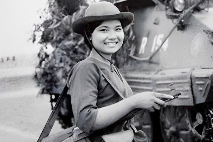 Nữ chiến sĩ biệt động hướng dẫn bộ đội đánh vào sân bay Tân Sơn Nhất (đã sử dụng AI để tăng chất lượng ảnh). Ảnh: Tư liệu.
