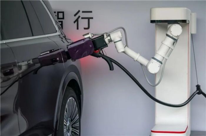 Robot sạc xe điện tự động của HIMA cũng đã được giới thiệu. Ảnh: CNC. 