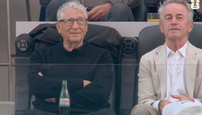  Tỷ phú Bill Gates và chính trị gia Robert F. Kennedy Jr trên khán đài. Ảnh: Twitter. 