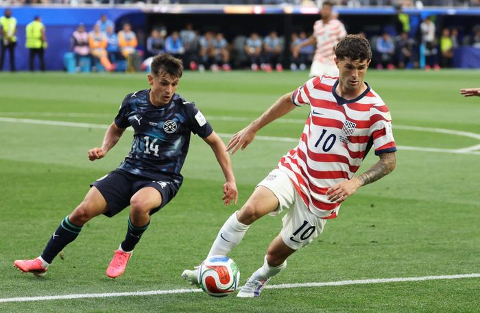  Phút thứ 28, Pulisic tung đường chuyền tầm thấp, xé toang hàng tiền vệ đối phương để tìm đến McKennie. Tiền vệ thuộc biên chế Juventus sau đó chuyền cho Balogun ghi bàn, nhưng đáng tiếc bàn thắng không được công nhận vì lỗi việt vị. 