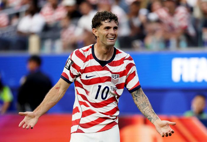  Phút thứ 31, Pulisic có pha phối hợp hay với Balogun. Anh thực hiện đường chuyền dọn cỗ cực kỳ vừa tầm vào khu vực gần chấm phạt đền, giúp cựu cầu thủ Arsenal dứt điểm một chạm tinh tế, ghi bàn thứ hai cho Mỹ. 