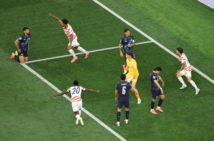  Phút thứ 7, Pulisic thực hiện một pha đi bóng đầy kỹ thuật, vượt qua hai hậu vệ Paraguay trước khi thu hút thêm cầu thủ thứ ba. Anh nhả bóng thông minh cho McKennie băng lên, dẫn đến tình huống lộn xộn khiến Bobadilla của Paraguay lúng túng phản lưới nhà. 