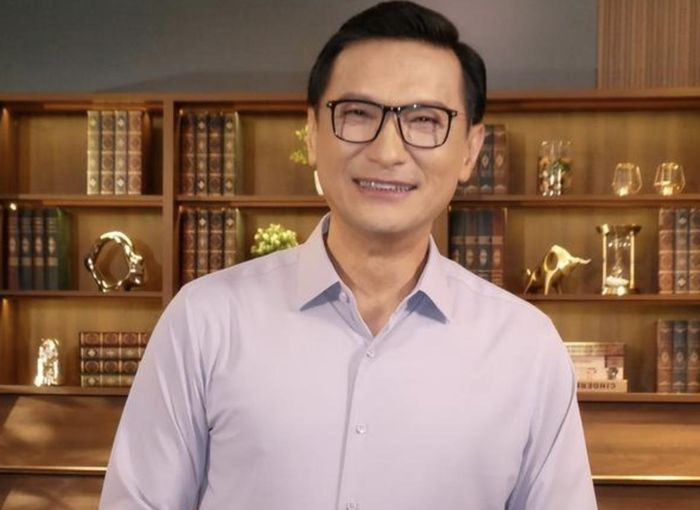 Trần Cẩm Hồng những năm qua tập trung chăm sóc, đồng hành cùng con trai mắc chứng tự kỷ. Ảnh: Weibo.