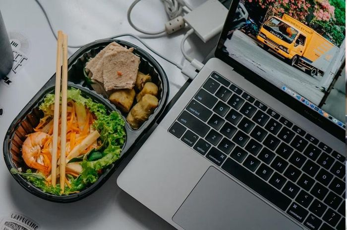 Cách ăn uống và trạng thái tinh thần ảnh hưởng trực tiếp đến sức khỏe dạ dày. Ảnh: Unsplash.