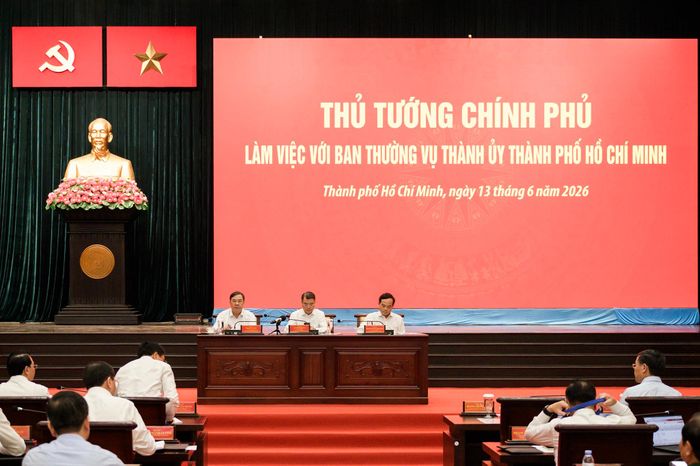  Ngay sau lễ phát động, Thủ tướng Lê Minh Hưng và đoàn công tác Trung ương làm việc với Ban Thường vụ Thành ủy TP.HCM. Ảnh: Hoài Bảo. 