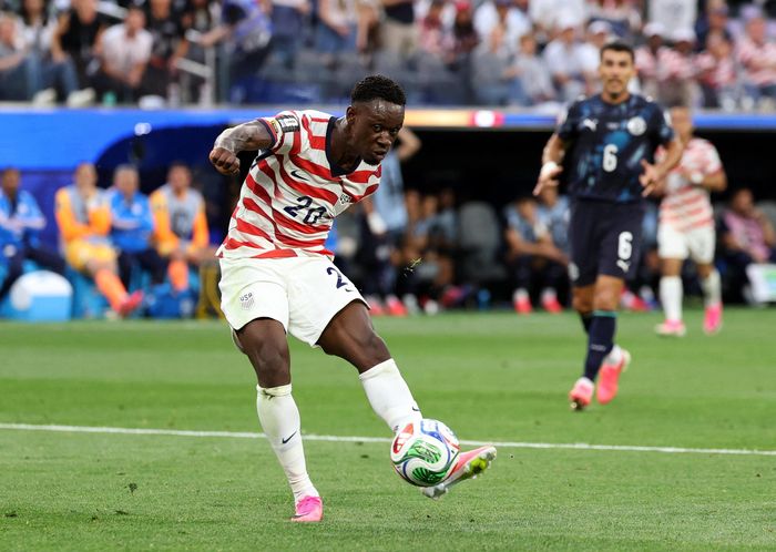  Balogun ghi cú đúp vào lưới Paraguay. 