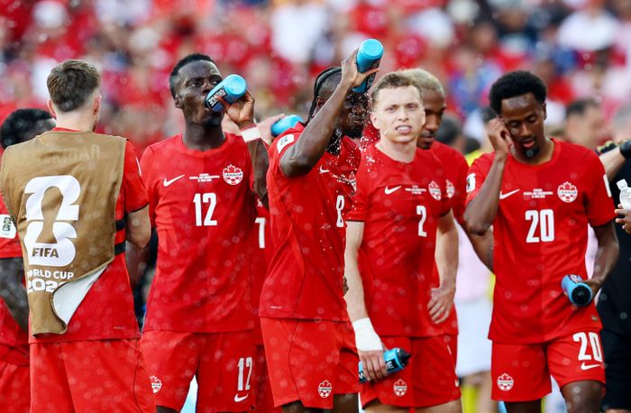 Quãng nghỉ uống nước ở World Cup 2026 vướng tranh cãi. Ảnh: Reuters.