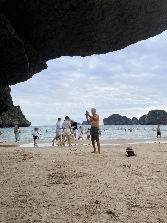  Một người đàn ông lớn tuổi liên tục sử dụng máy quay để ghi hình các cô gái mặc bikini trên bãi biển. 