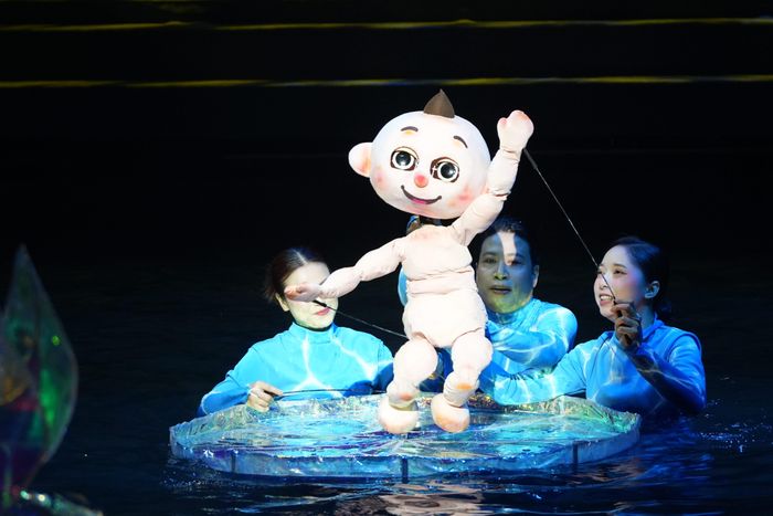  Với thời lượng khoảng 70 phút, Mơ Show đưa khán giả bước vào hành trình trưởng thành của một đứa trẻ, từ khoảnh khắc chào đời, lần đầu cảm nhận ánh sáng và sự sống, cho đến khi lớn lên, nhận diện những cung bậc cảm xúc trong thế giới nội tâm của mình. 