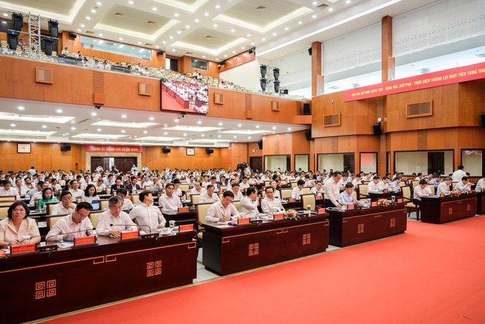  Qua đó, Thủ tướng Lê Minh Hưng đưa ra 6 nội dung thi đua trọng tâm. Thủ tướng nhấn mạnh việc lựa chọn TP.HCM - trung tâm đổi mới sáng tạo, tăng trưởng năng động, đầu tàu kinh tế lớn nhất của cả nước - để tổ chức phát động phong trào thi đua nhằm lan tỏa mạnh mẽ tinh thần của phong trào đến tất cả các cấp, các ngành, các địa phương, mọi doanh nghiệp và mọi người dân cùng chung chí hướng, hành động, nỗ lực thực hiện để hiện thực hóa thành công các mục tiêu chiến lược phát triển đất nước.