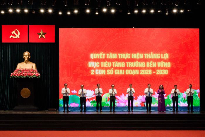  Thủ tướng nhấn mạnh: "Ngay sau buổi làm việc này, chậm nhất đến thứ hai sẽ có kết luận của Thủ tướng để các đồng chí cùng với các bộ, ngành tiếp tục phối hợp triển khai các nhiệm vụ trong thời gian tới". 
