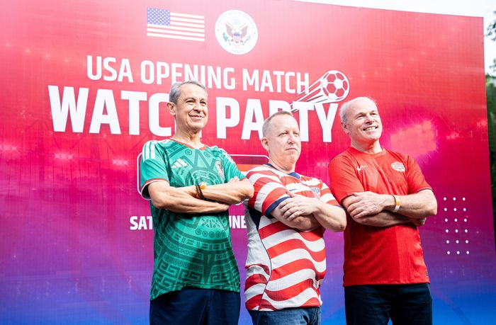 Trận mở màn của đội tuyển Mỹ tại World Cup 2026 gặp Paraguay được tổ chức bởi Đại sứ quán Mỹ tại 21 Hai Bà Trưng (Hà Nội) vào ngày 13/6, thu hút đông đảo người hâm mộ theo dõi.