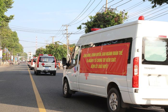Đoàn diễu hành lễ mít tinh sốt xuất huyết. Ảnh: Nguyễn Thuận.