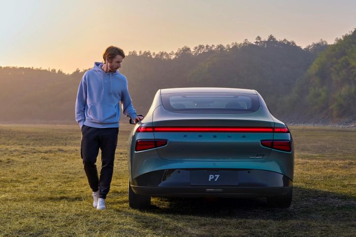  Áp lực lên Volkswagen ngày càng gia tăng trong những năm gần đây khi nhu cầu ôtô toàn cầu chậm lại, doanh số xe điện không đạt kỳ vọng và sự cạnh tranh từ các hãng xe Trung Quốc ngày càng mạnh mẽ. 
