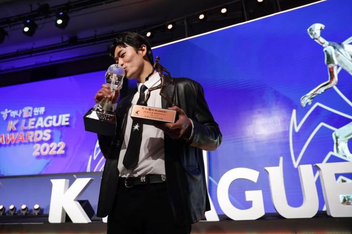  World Cup 2022 cũng mở ra cánh cửa để Cho Gue-sung bước ra sân khấu bóng đá châu Âu. Tuy nhiên, khi sự nghiệp đang trên đà phát triển, anh bất ngờ đối mặt với biến cố lớn. Sau ca phẫu thuật đầu gối, những biến chứng phát sinh khiến tiền đạo này phải nghỉ thi đấu hơn một năm. Có thời điểm, nhiều người lo ngại anh sẽ không thể trở lại đỉnh cao và giấc mơ góp mặt tại World Cup 2026 dường như trở nên xa vời. Ảnh: whrbtjd/Instagram. 