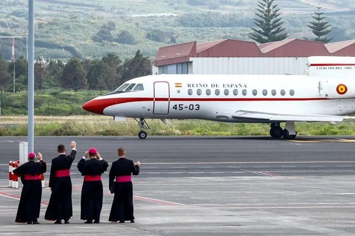  Các thành viên giáo sĩ vẫy tay chào chiếc máy bay Falcon 900B của Không quân Tây Ban Nha chở Giáo hoàng Leo XIV ngày 12/6. Ảnh: Reuters. 