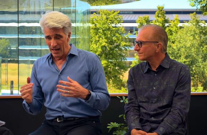 Craig Federighi (trái) và Greg Joswiak. Ảnh: Mostly Human.