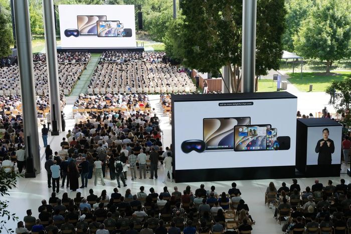 Khách tham dự theo dõi phiên khai mạc WWDC 2026. Ảnh: Bloomberg.