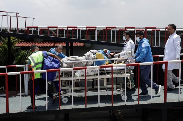 Các nhân viên y tế vận chuyển Dawa Sherpa từ sân bay trực thăng tại Bệnh viện HAMS ở Kathmandu, Nepal. Ảnh: Reuters.