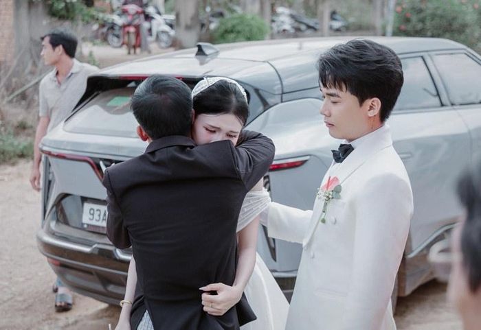  Bố Kim Nhi ôm cô vào lòng, chúc con gái sống thật hạnh phúc.