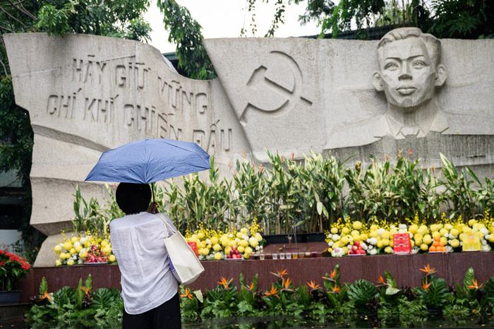  Một người dân đến sớm, dừng lại thắp nén nhang tại Bia tưởng niệm cố Tổng Bí thư Trần Phú. 