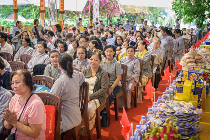  Từ 13h30, đông đảo tăng ni, Phật tử và người dân có mặt từ sớm. Nhiều người đội mưa tiến vào bên trong công viên, chuẩn bị hành lễ. 