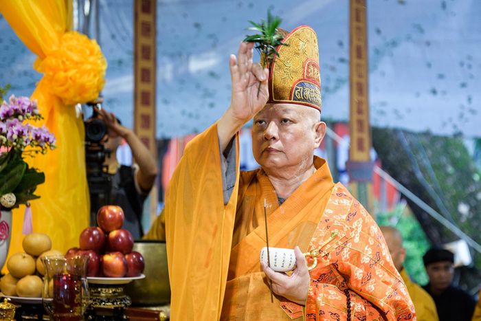  Sau phần khai kinh, Hòa thượng Thích Lệ Trang cùng Phật tử, sư thầy tiến hành tụng kinh đến 21h. 