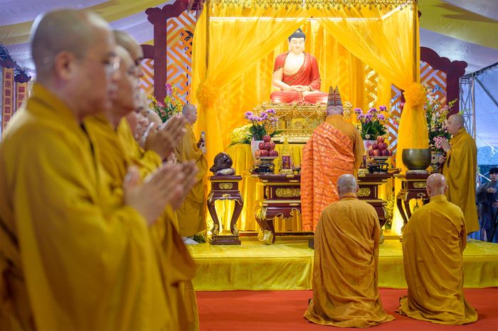  Đúng 14h, nghi thức khai kinh Địa Tạng được cử hành dưới sự chủ trì của Hòa thượng Thích Lệ Trang, Trưởng ban Trị sự Giáo hội Phật giáo Việt Nam TP.HCM. Tham gia buổi lễ còn có các chư Tăng, chư Ni tại chùa Định Thành. 