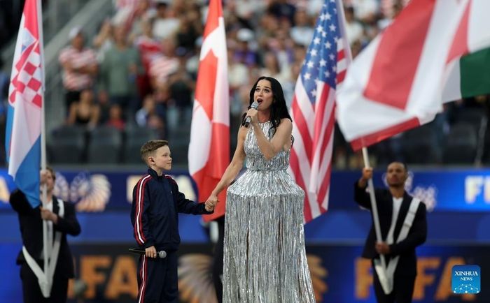  Tại lễ khai mạc World Cup 2026, Katy Perry cũng mang đến một trong những tiết mục nhận được nhiều sự chú ý. Nữ ca sĩ trình diễn ca khúc Wonder cùng Tius Luka - cậu bé góp giọng trong bản thu âm gốc của bài hát thuộc album 143. Theo chia sẻ của Katy Perry, Tius Luka thu âm phần vocal cho ca khúc khi mới 5 tuổi. Hai năm sau, khi nghe lại bản ghi âm, nữ ca sĩ quyết định đưa giọng hát của cậu vào phiên bản chính thức của Wonder. Cô cũng cho biết câu chuyện của Tius là nguồn cảm hứng quan trọng trong quá trình hoàn thiện tác phẩm. Ảnh: Xinhua/Mao Siqian. 