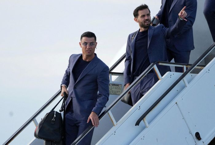  Toàn đội diện trang phục đồng bộ gồm áo khoác và quần màu xám xanh lịch lãm. Riêng Ronaldo nổi bật với cặp kính thời trang, tạo nên phong cách sang trọng quen thuộc của ngôi sao từng 5 lần giành Quả bóng vàng. 