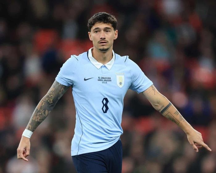 Vấn đề đường may ở vai áo đấu Nike đã lộ rõ trong trận giao hữu giữa Uruguay của Emiliano Martínez và Anh hồi tháng 3. Ảnh: Allstar. 